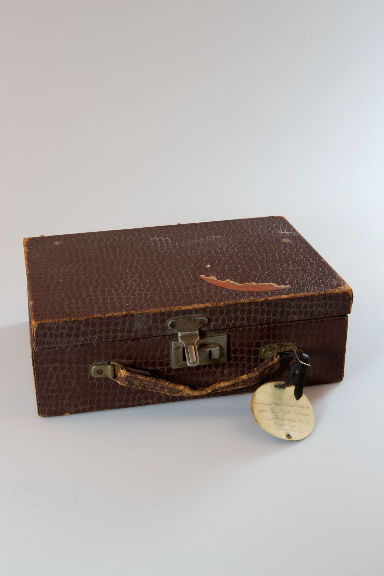 An image of the make-up case closed.